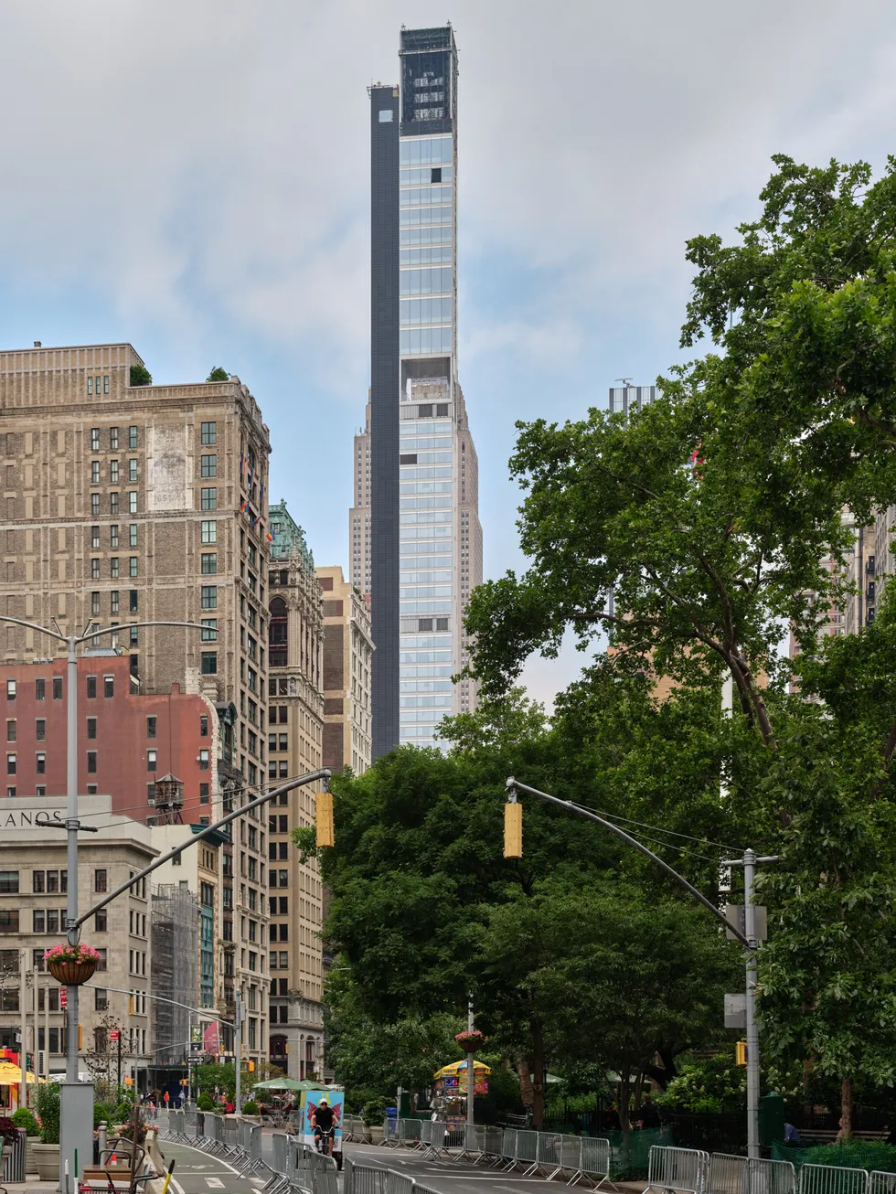 Новый «карандаш» 262 Fifth Avenue, спроектированный московским бюро Meganom для девелопера Бориса Кузинца, почти завершён — и уже стал предметом резкой критики жителей Нью‑Йорка: с земли он закрывает знаменитый вид на Эмпайр‑стейт‑билдинг и стал символом проблем с доступностью жилья и городской политики застройки.