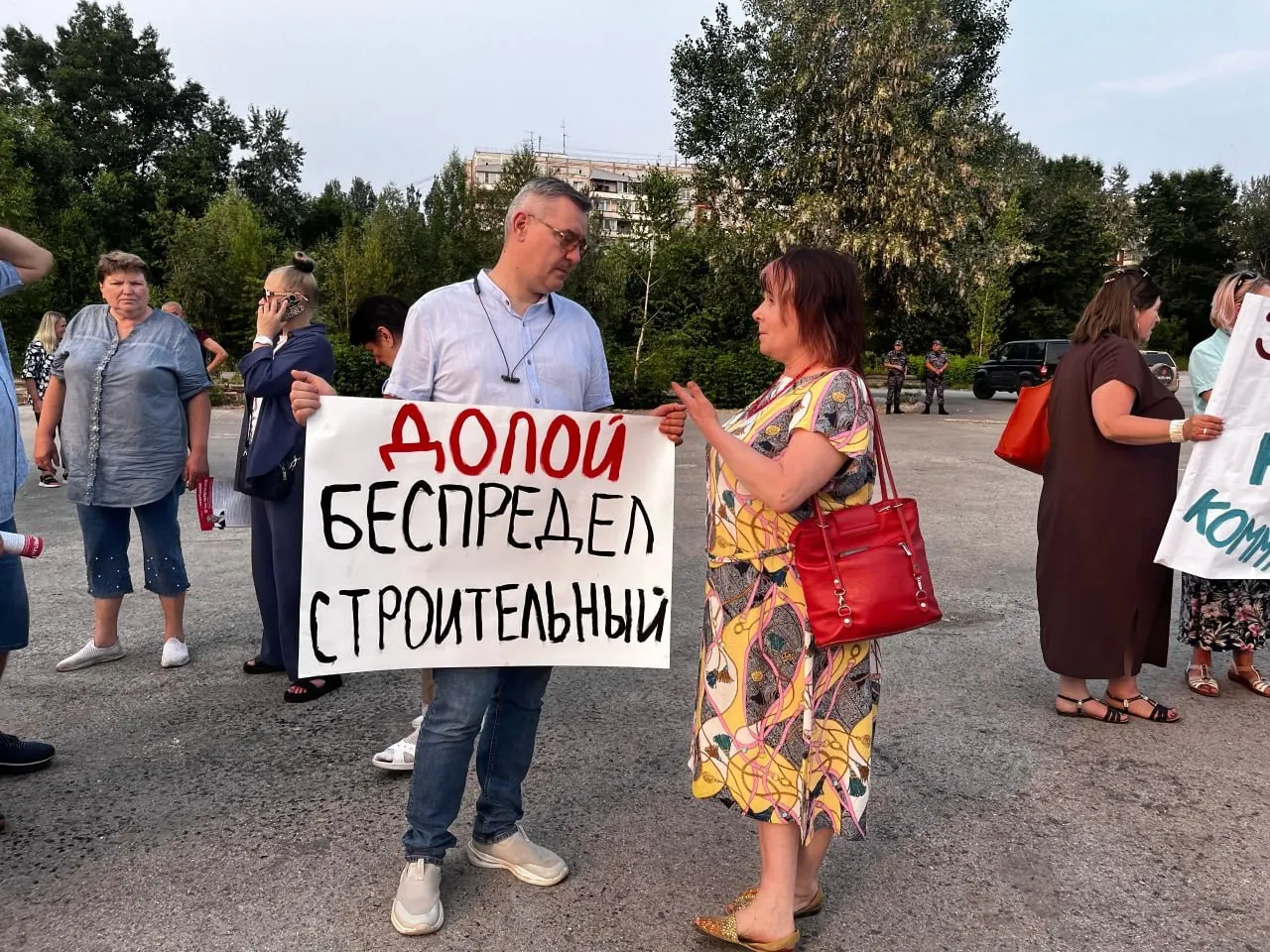 В Новосибирске участники акции выступили против возведения 17‑этажного дома на улице Гнесиных и против исключения домов из программы капитального ремонта, что, по их словам, может предвещать снос и дальнейшую застройку.