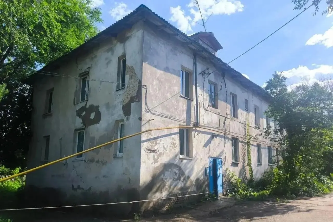 Дом 1952 года на Южном проезде признали небезопасным после нового обследования: обнаружены сквозные трещины и разрушения перекрытий. Жильцов переводят в маневренный фонд, по факту нерасселения возбуждено уголовное дело.