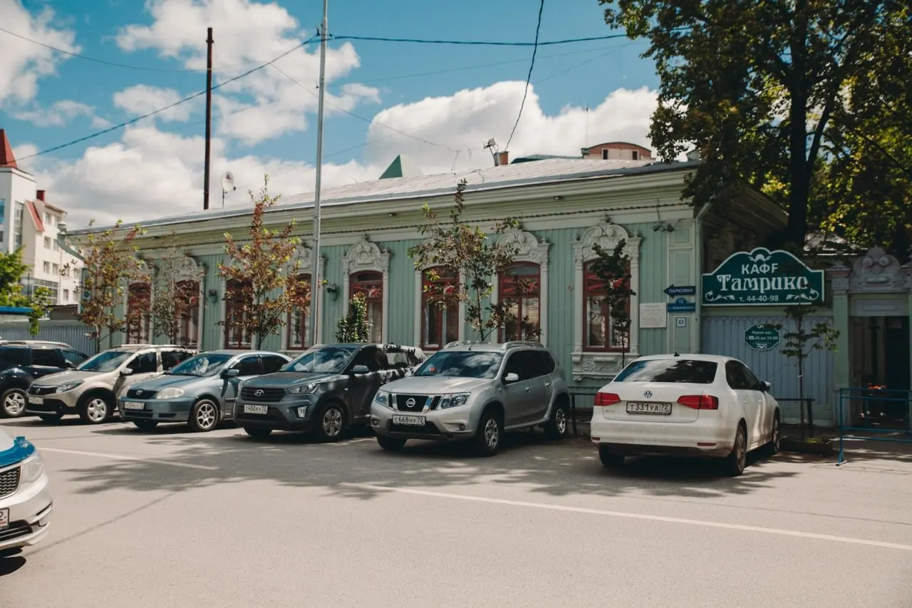 На улице Дзержинского выставлен на продажу объект культурного наследия, восстановленный после пожаров. Вместе с домом покупатель получит действующее грузинское кафе, работающее в здании с 1998 года.