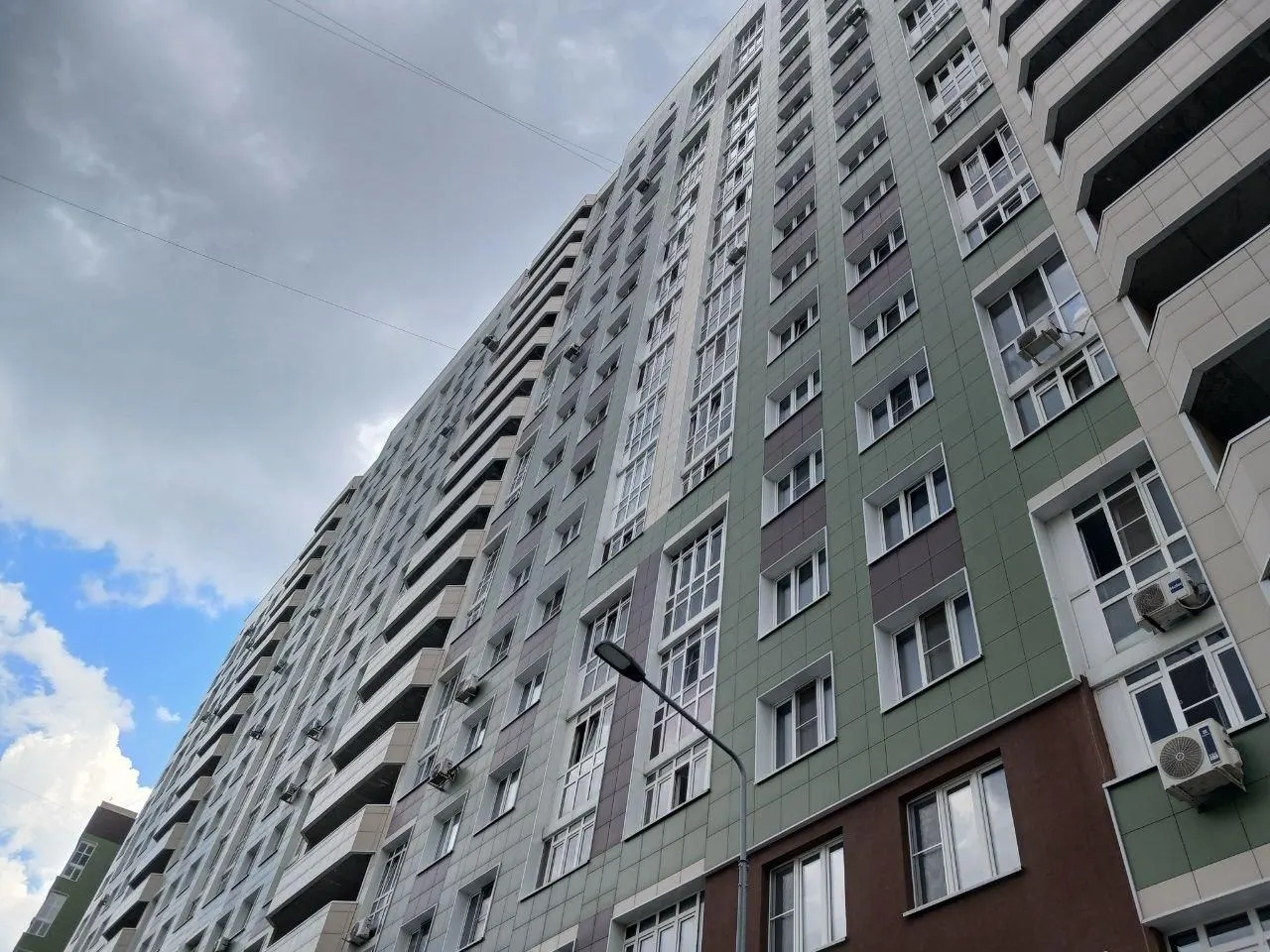 Саратовская семья, уже третий год участвующая в судебных спорах, случайно узнала о предстоящем выселении: их лишают жилья из‑за задолженности третьего лица в 20 000 ₽.