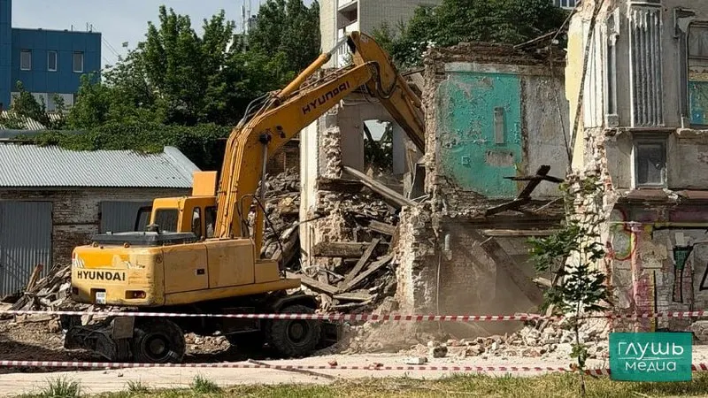 В центре Саратова к 2 июля планируется полностью демонтировать два расселённых аварийных дома — работы ведутся на Киселёва, 39 и Московской, 154.