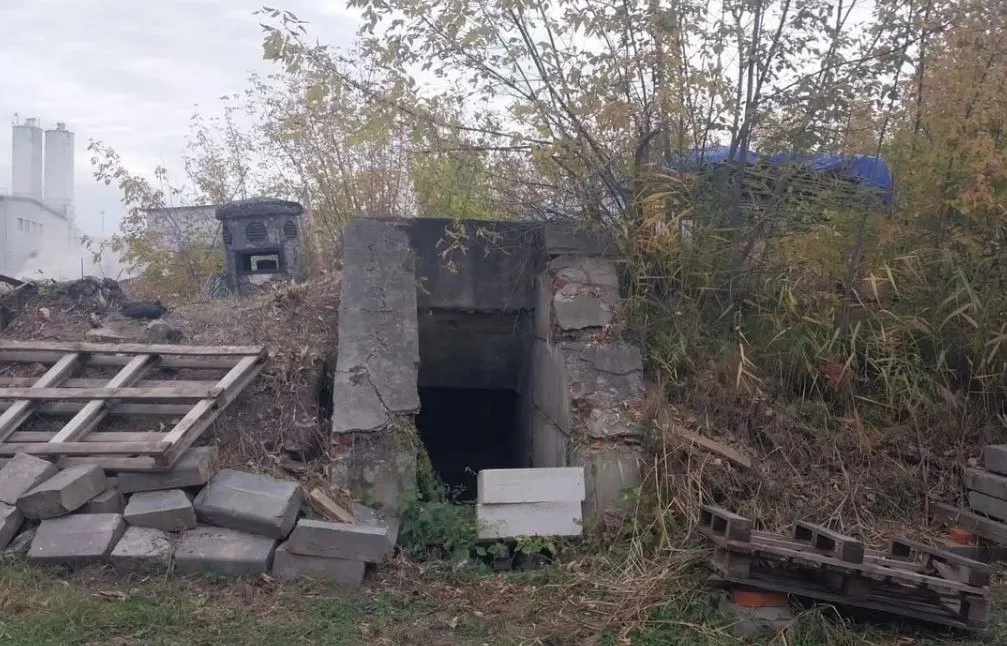 Заглубленное бетонное помещение 1976 года в Кировском районе продаёт РЖД — начальная цена на торгах составляет 1,5 млн рублей. Внутри есть электричество, отопление, водопровод и канализация.