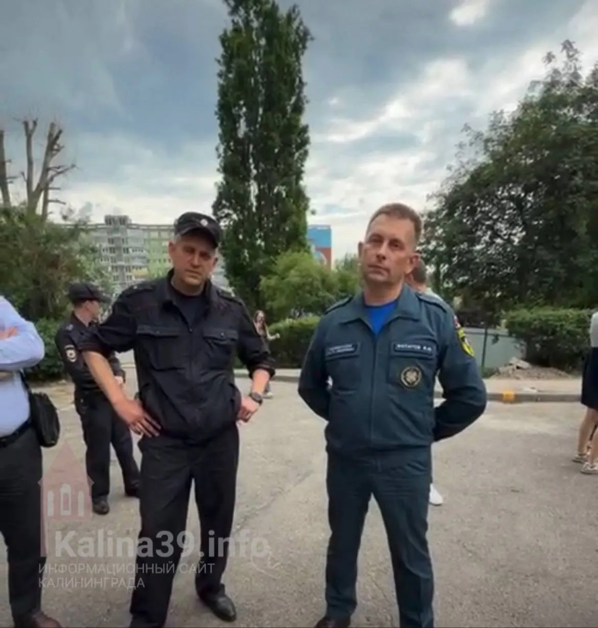 Сотрудники МЧС и полиции пришли к дому №68 и приступили к отключению электроснабжения и лифта. Жильцы утверждают, что им не предъявляли судебных решений или актов об эвакуации и требуют показать правовые основания.