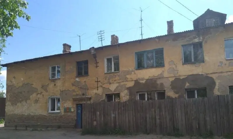 Администрация планирует забрать 15 квартир в трёх аварийных домах и предлагает собственникам переселение или возмещение рыночной стоимости; для оформления отводят 90 дней.
