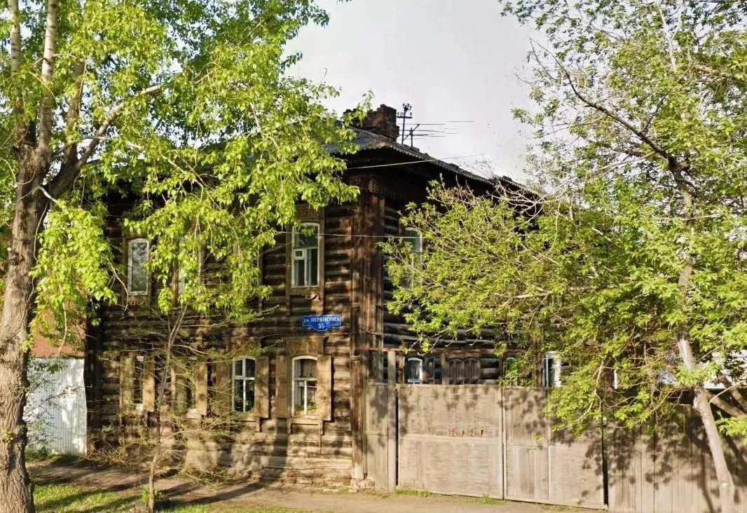 Двухэтажный дом 1907 года с пятью квартирами и баней выставлен на продажу за 60 млн руб. Владельцы отмечают, что статус объекта культурного наследия требует реставрационных работ и специальных условий содержания.