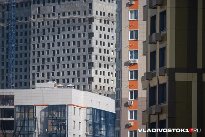 В мае средняя цена квадратного метра на первичном рынке Владивостока упала на 0,5% — до 203 000 руб. Город сохранил статус самого дорогого в ДФО и занял 8‑е место по стране; средняя стоимость квартиры в новостройке — около 10,37 млн руб.