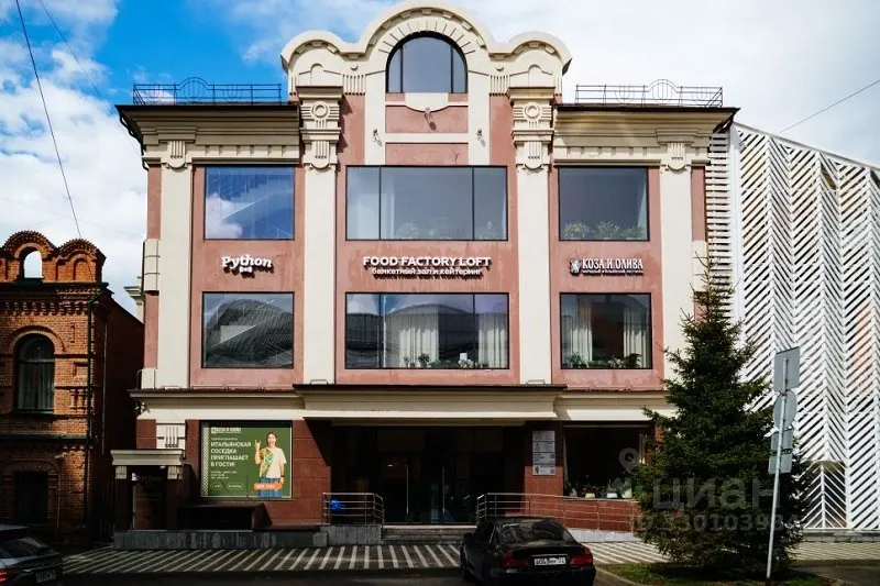 На Ядринцевской выставлен дом 2012 года постройки площадью более 2 тыс. кв. м с собственной парковкой и летней террасой. В здании работают заведения общественного питания.