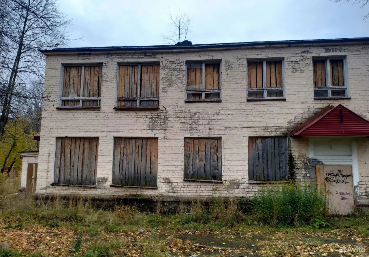 Бывшее здание детского сада 1961 года постройки в Лёвшино простояло пустым с 2010 года. Компания продаёт комплекс с участком и инженерными сетями, требующими капитального ремонта.