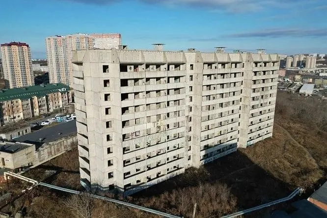 Арбитражный суд постановил взыскать с региона 20,5 млн рублей в пользу компании «Арте ЕЛ ДЕН‑ДВ», ранее владевшей недостроенными десятиэтажными домами во Владивостоке.