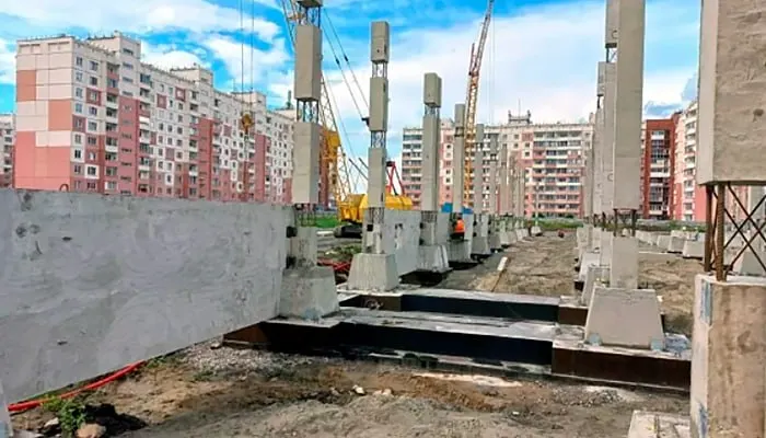 Депутат Илья Поляков предупреждает, что перекладывание ответственности за строительство школ и детсадов на девелоперов ведёт к удорожанию жилья. В июне заксобрание Новосибирской области обсудит изменения в правилах передачи земли под масштабные инвестиционные проекты.