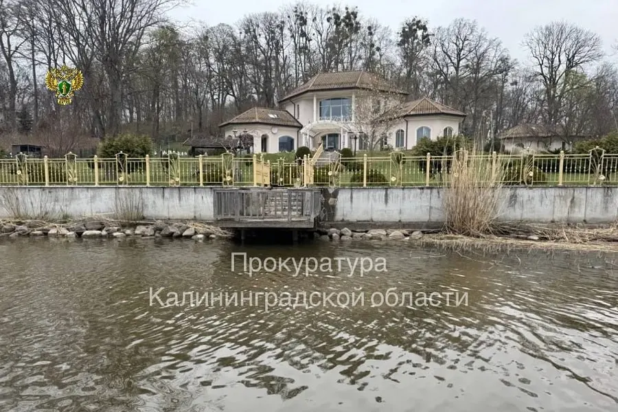 Надзор обнаружил, что часть земли в береговой полосе Преголи оформлена на частное лицо. Прокурор Гурьевского района подал в суд заявление о признании права собственности отсутствующим — иск рассматривается.