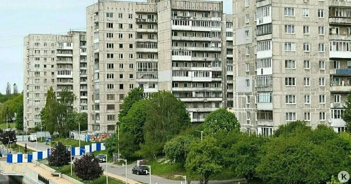 Ленинградский районный суд Калининграда отказал жильцам дома №68 в требовании признать незаконными отключения воды и электричества; в доме остаются 25 семей, жители намерены продолжать судебные разбирательства.