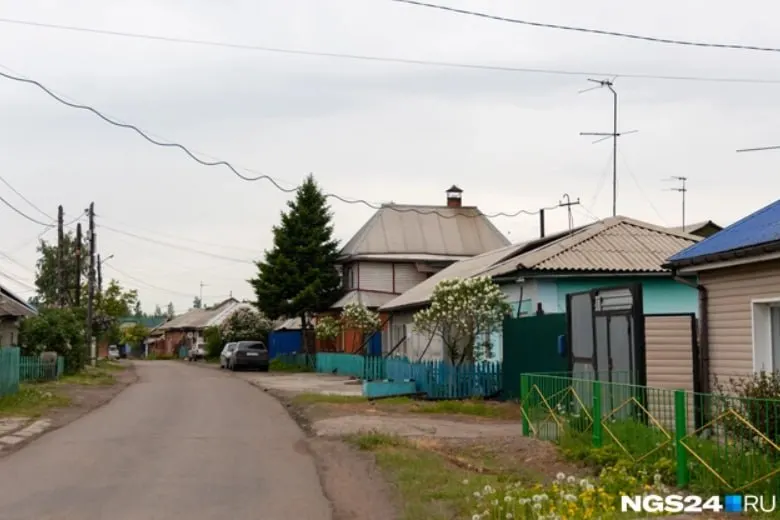 В присоединённом к Красноярску посёлке Берёзовка собираются возводить многоквартирные дома на участках, где сейчас находятся частные дома. Жители жалуются на запрет регистрации новых построек и боятся сноса, администрация утверждает, что приватные владения трогать не будут.