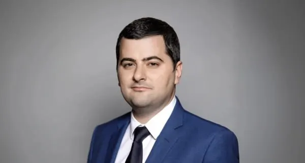 Запущенная в мае прошлого года программа связывает город и застройщиков через технические задания с гарантированным спросом и фиксированными сроками: за год реализовано около 5 тыс. квартир в более чем 270 домах.