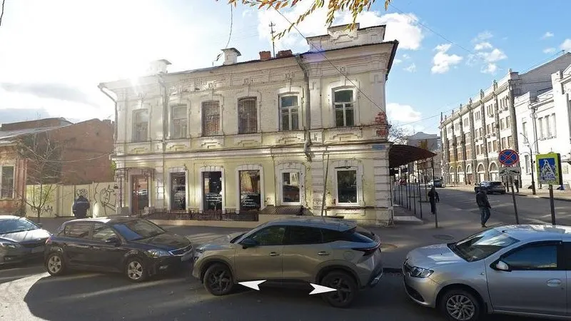 Дом №27 на улице Яблочкова признан аварийным. Жильцов обязали отселиться, а собственникам предписано провести реконструкцию до 31 июля 2029 года. Здание — объект культурного наследия, построенный в 1880‑е годы.