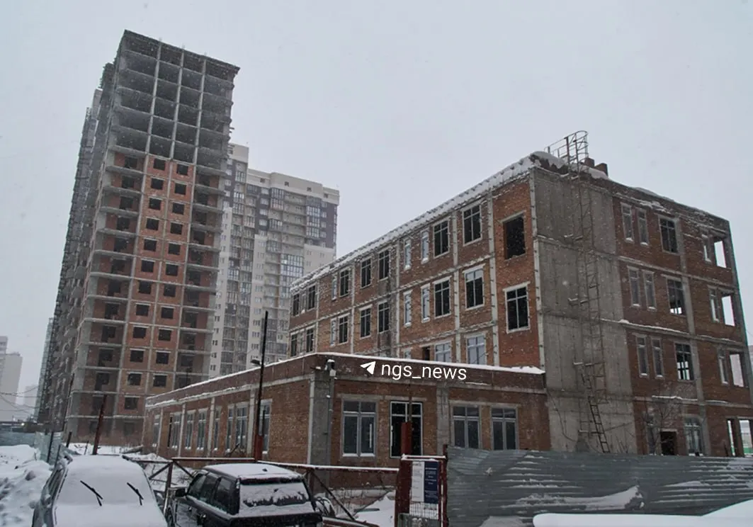 Административное здание по адресу Дуси Ковальчук, 242/1 и незавершённая часть жилого комплекса, принадлежащие обанкротившемуся застройщику, предложены к продаже за 150 млн рублей.