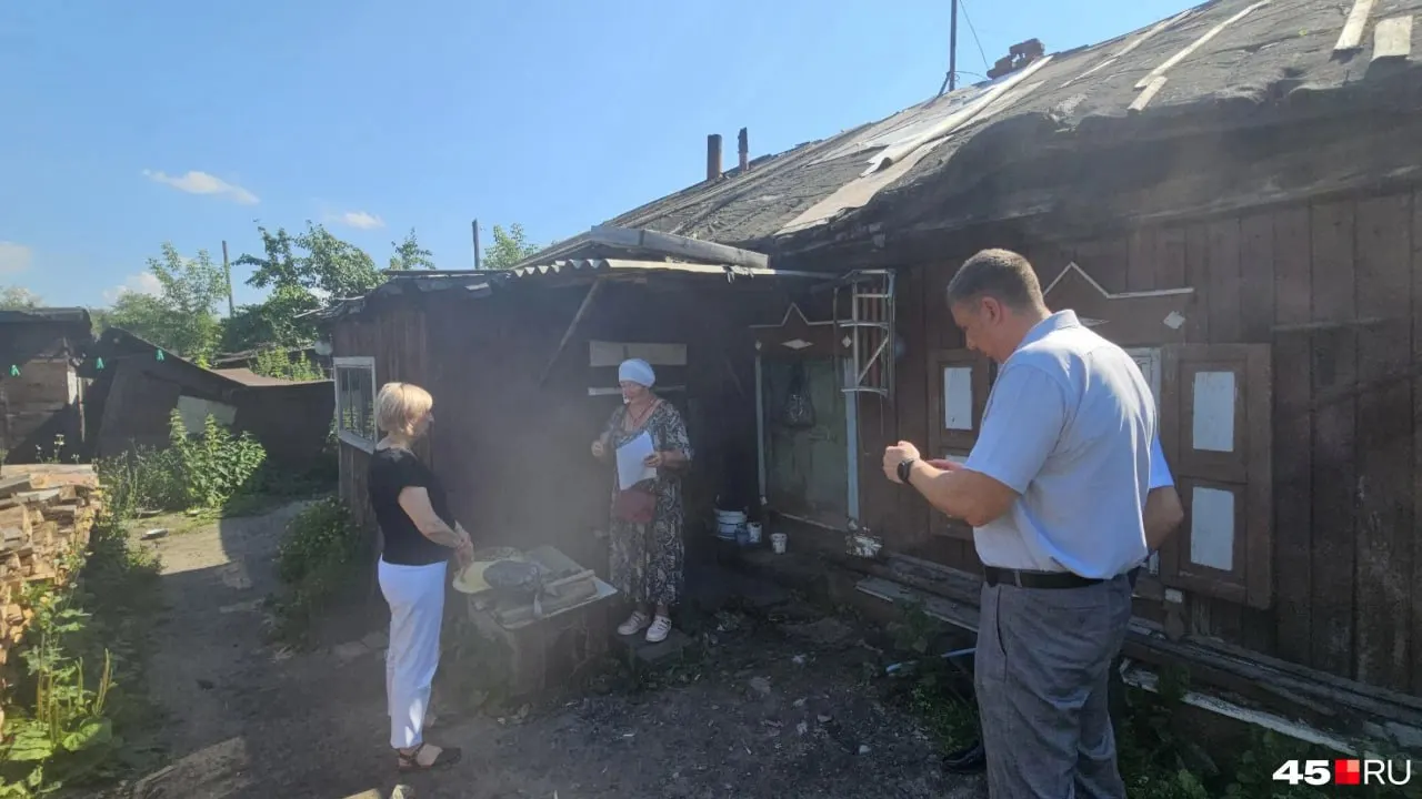 Владельцам крошечных долей (7/368) предложили компенсацию около 170 тыс. рублей за долю, но этих средств недостаточно для покупки нового жилья. Квартиры в разрушенном состоянии, подрядчик простаивает, а семье попросту негде жить.