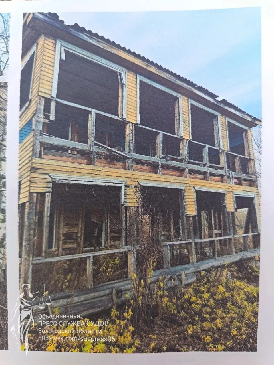 Суд обязал администрацию предоставить благоустроенное жильё семье из трёх человек, проживавшей более 20 лет в квартире, признанной аварийной; расселение ранее откладывали.