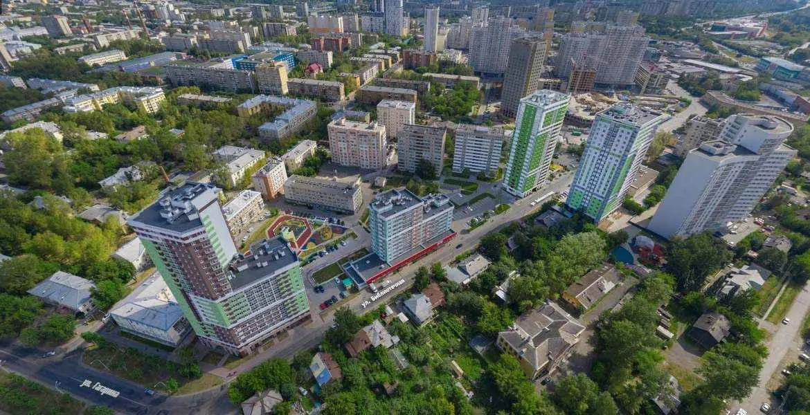 Соседи опасаются потери инсоляции и транспортного коллапса: они направили обращения в надзорные органы и подали иск в суд.