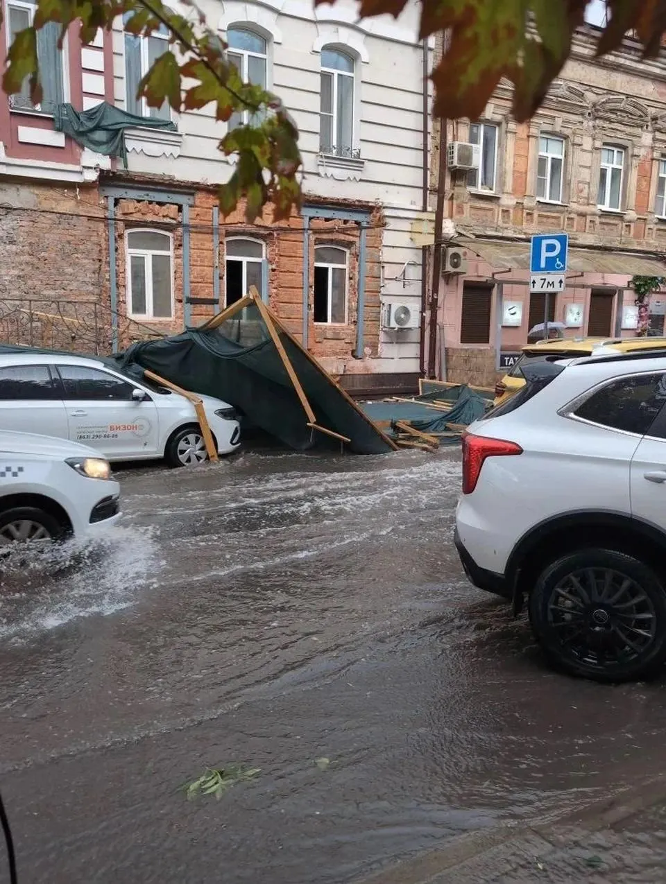 Страховщик принимает заявления дистанционно: владельцы КАСКО могут получить направление в автосервис по фотографиям, для возмещения ущерба жилья требуется минимальный комплект документов.
