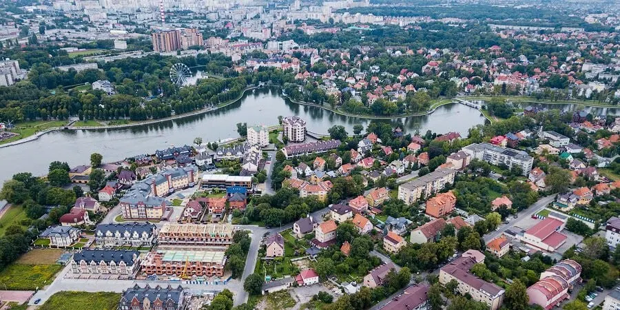 Краткий обзор важных событий города: утверждён план капремонтa на 2027–2029 годы, ввод реверсивного движения на А-229, проблемы с поставками кирпича, зарубежные командировки главы города, покупка исторического дома и мониторинг цен с «голубыми» ценниками.