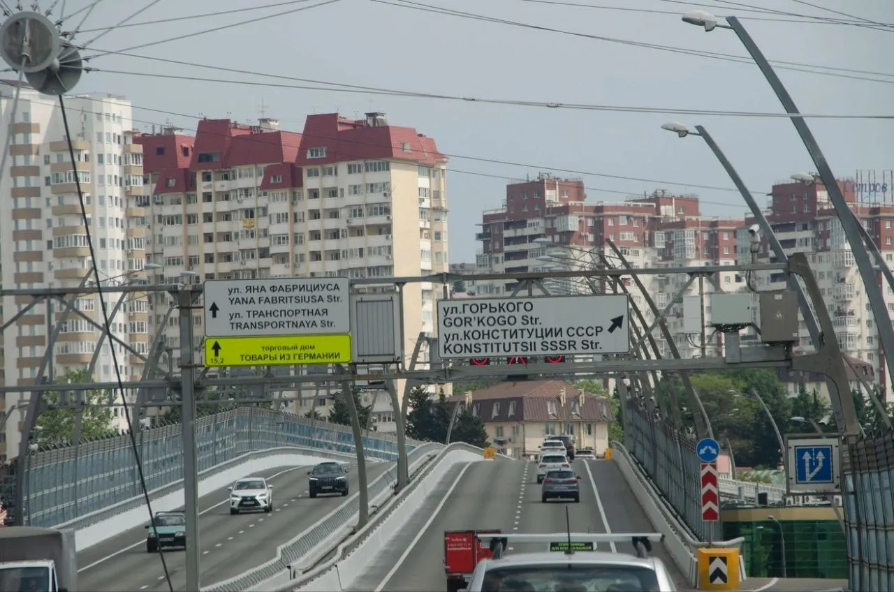 В обновлённом генплане Сочи уменьшили объёмы строительства многоквартирных домов примерно на треть. Одновременно расширили границы национального парка, новые правила землепользования и застройки готовят к согласованию.