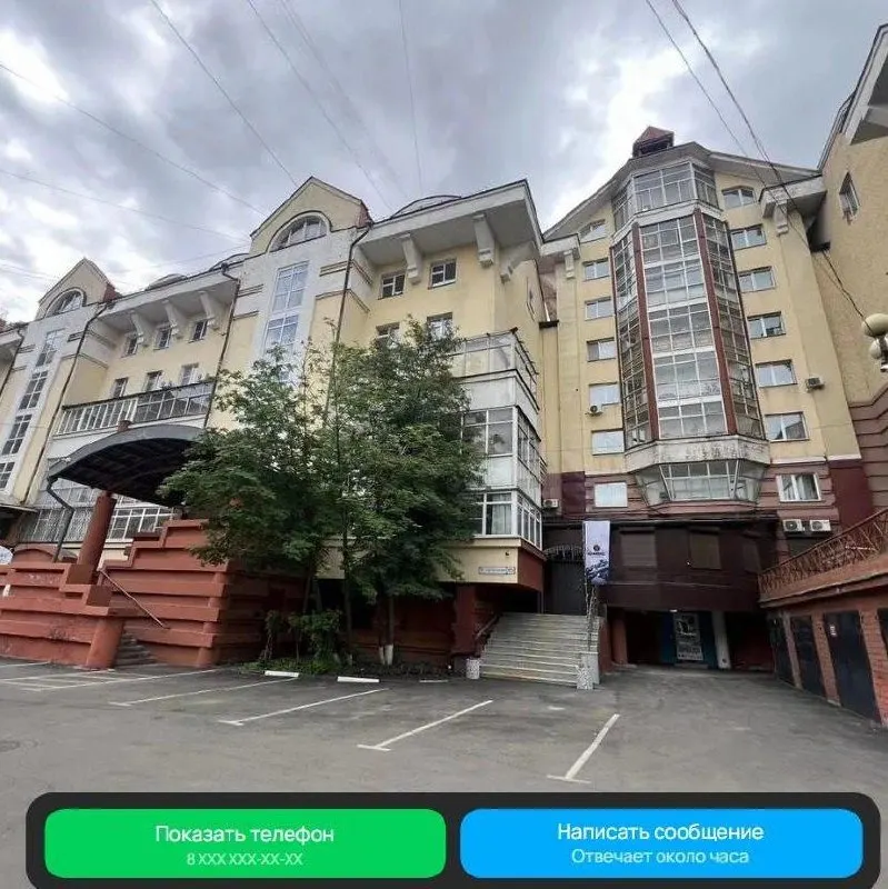 В центре Иркутска выставлена на продажу большая двухуровневая квартира без ремонта. В объявлении подчёркивают выгодное расположение, близость инфраструктуры и удобные транспортные выезды.
