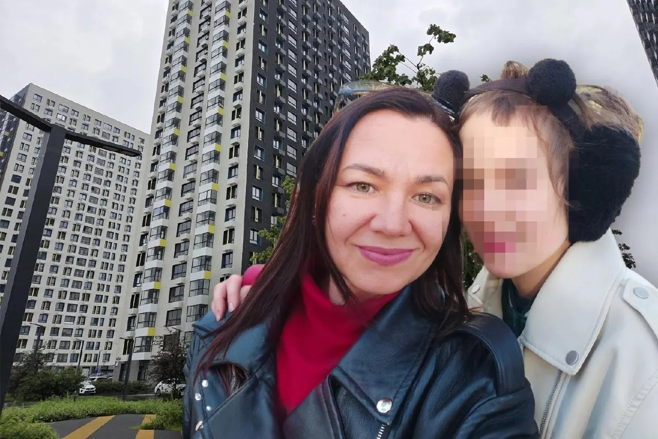 После серии дебошей и следов грязи на двери женщина предпочла покинуть двухкомнатную квартиру и снять жильё — переезд серьёзно ударил по семейному бюджету.