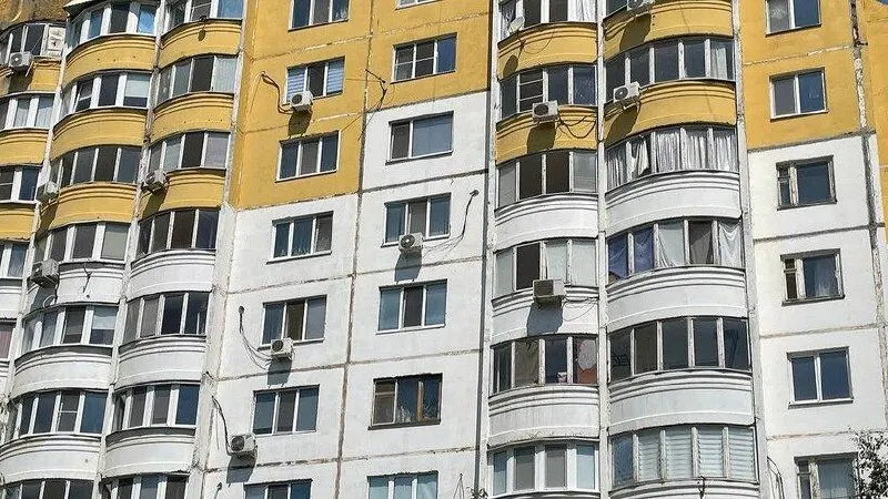 По оценке экспертов, семье с одним ребёнком в Саратовской области потребуется в среднем 4,9 года, чтобы накопить на квартиру площадью 60 кв. м. Средняя стоимость такой квартиры в регионе — около 5,1 млн рублей.