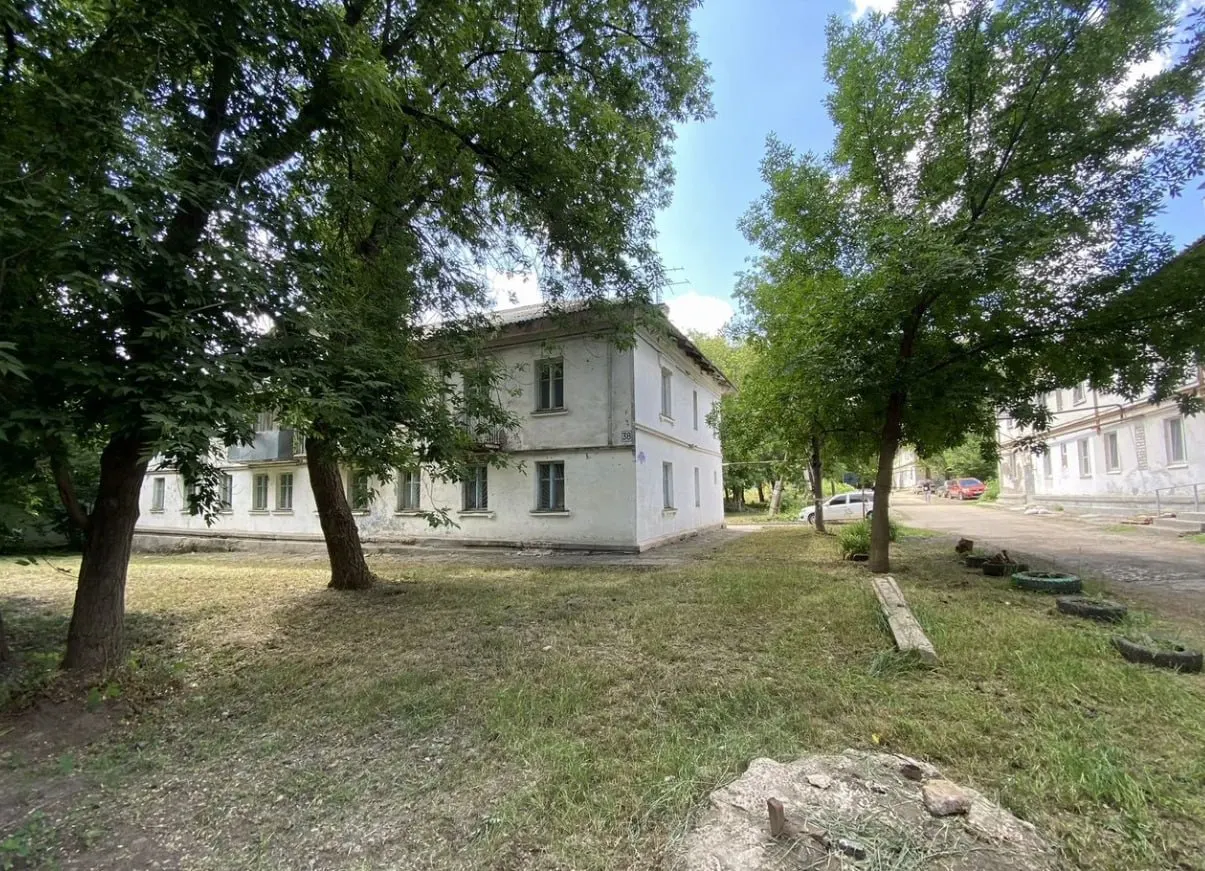 В Сарапульском переулке выставлено на продажу старое здание 1953 года — бывшее общежитие с 22 комнатами, пятью туалетами и устаревшим ремонтом.