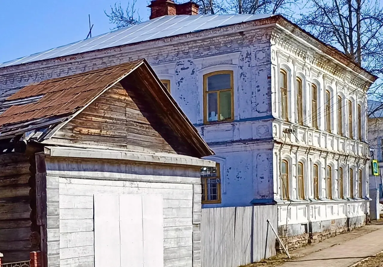 В Чердыни выставили на продажу амбар усадьбы купца Гаврилы Гусева площадью чуть более 150 м² — здание предлагают за 1 рубль. Новый владелец обязан сохранить статус памятника и провести реставрацию; приём заявок идёт до 2 августа.