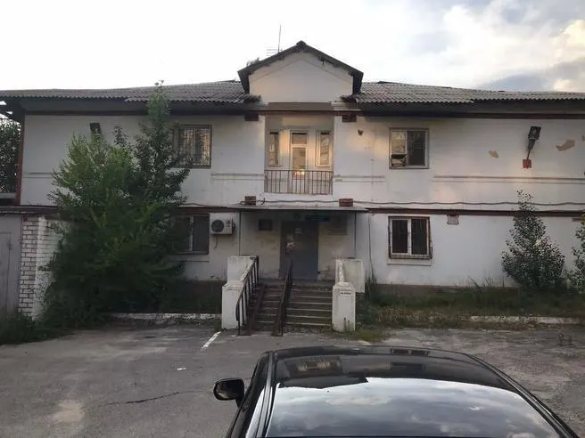 В Тракторозаводском районе Волгограда снова пытаются продать здание ОГИБДД: первоначально объект оценивали в 25 млн рублей, сейчас предлагают за миллион; также циркулируют сообщения о якобы готовности заплатить 100 трлн рублей.