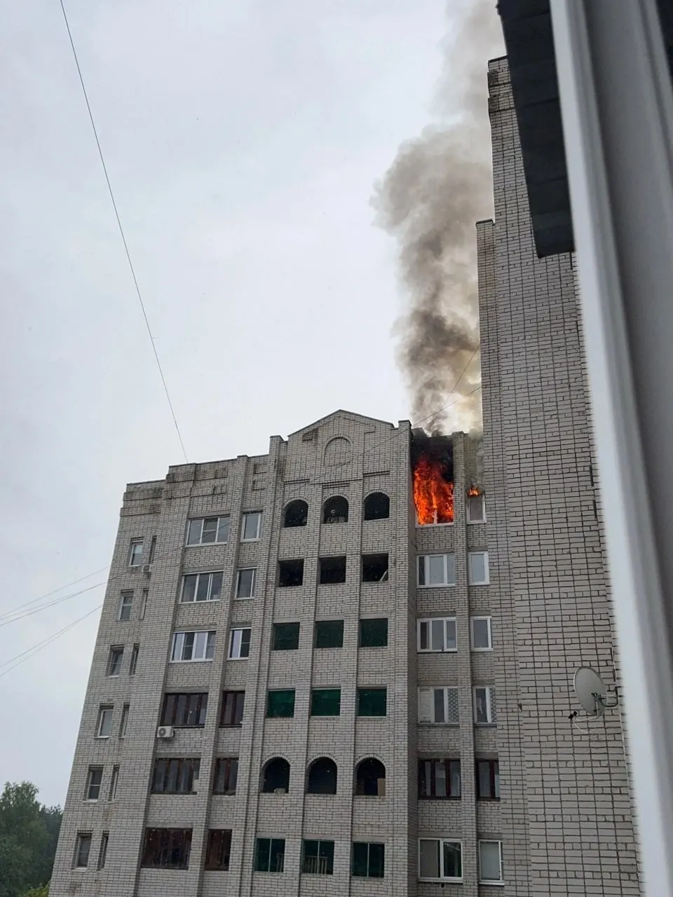 В Заволжском районе две квартиры сгорели с разницей в 13 дней: первый пожар произошёл в квартире на Красноборской, второй — в другом доме после переезда пострадавших. Сын, невестка и 11-месячная внучка остались без крыши над головой.