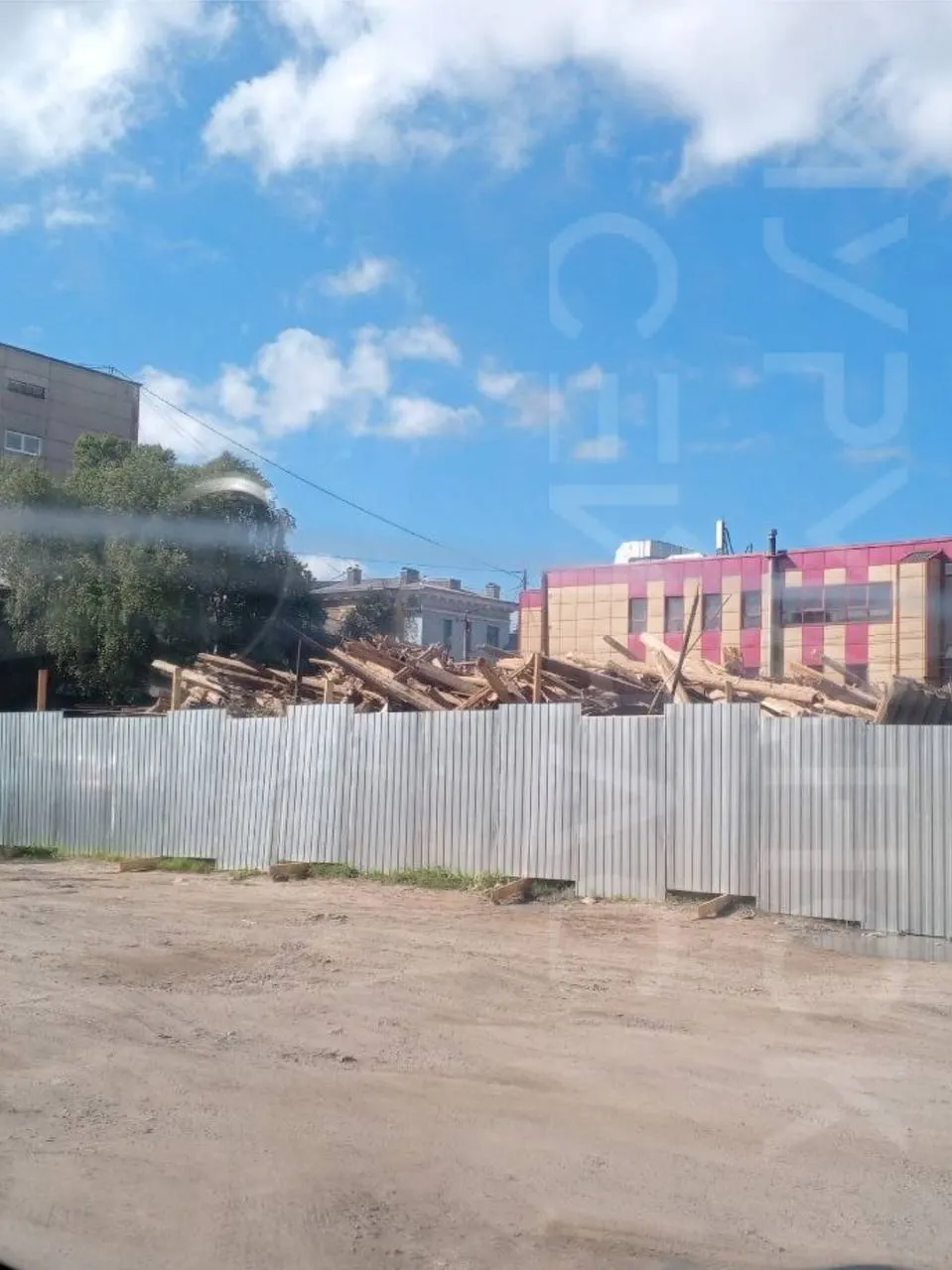В Мурманске уже демонтировали две «деревяшки» на переулке Русанова; до конца года запланирован снос ещё нескольких аварийных домов, в том числе построенных в 1935 и 1940 годах.