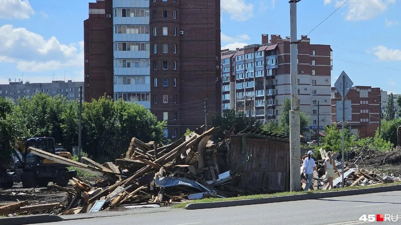 Частный дом на Пушкина, 54 разобрали, чтобы создать зону отдыха «Дерево жизни». Некоторые жильцы не соглашались уезжать: им предлагали небольшие выплаты и манёвренное жильё, которое они считали неподходящим.