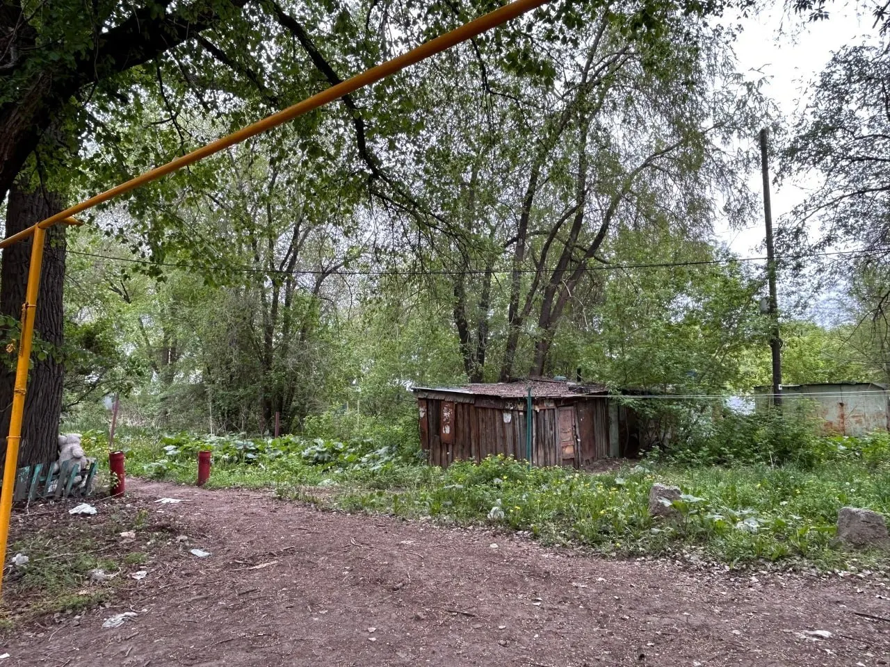 Жильцы дома №19 на улице Земца более пяти лет живут в опасных и антисанитарных условиях: здание расселено наполовину, с крыши падают обломки, во второй части остаются пенсионеры без горячей воды и с едва текущей холодной.