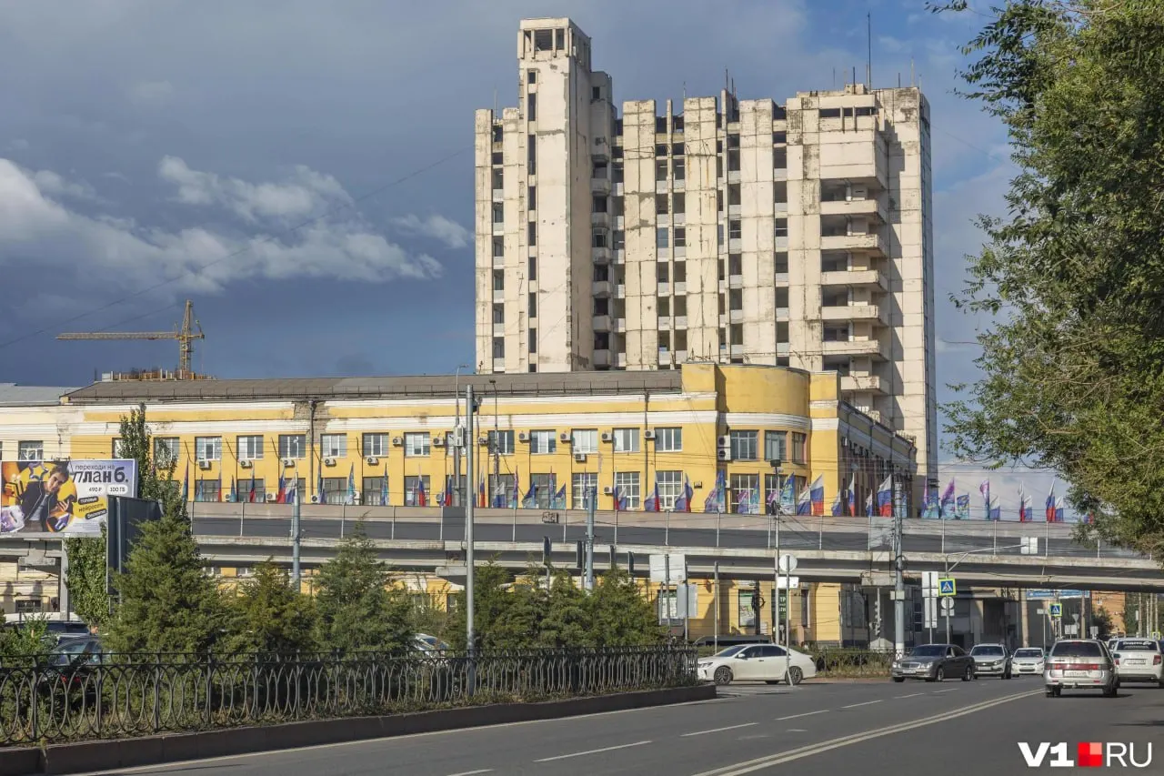 На торги выставлены помещения на 7-м и 11-м этажах общей площадью 96,5 м². Стартовая цена — почти 6 млн рублей; заявки принимают до 4 августа.