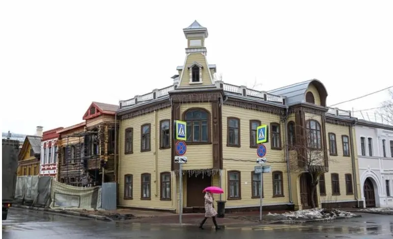 Из аварийной усадьбы на улице Студёной выселили семью с новорождённой дочерью. Новому владельцу выплатили компенсацию в 6 млн рублей, однако рыночная стоимость аналогичного жилья в центре значительно выше. Семью переселили в «кризисную» коммунальную квартиру.