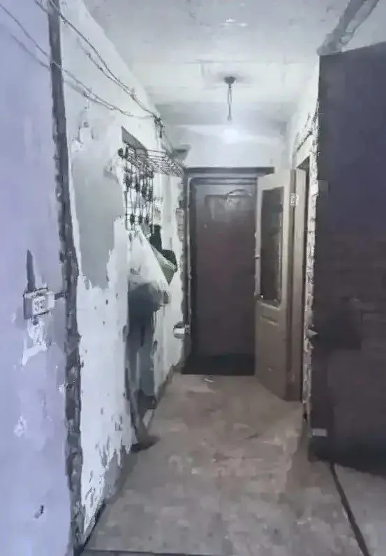 Двое детей-сирот получили муниципальное жильё в Канске, но при вселении обнаружили прогнившие полы, осыпающиеся потолки и неисправные окна. Суд обязал администрацию отремонтировать квартиру в течение полугода после вмешательства прокуратуры.