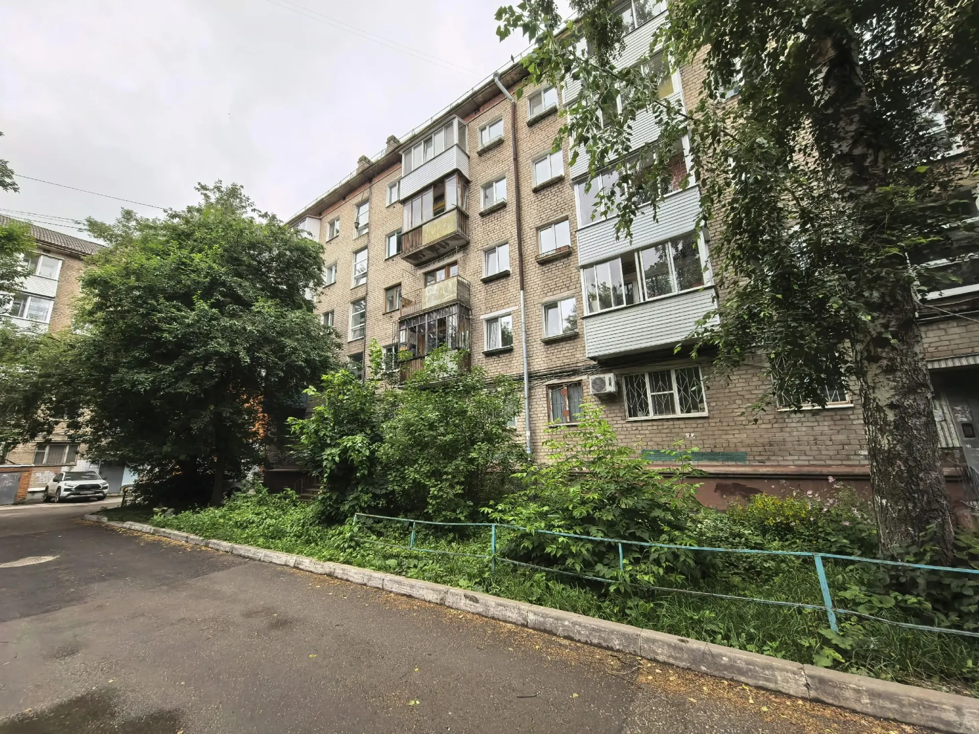 Квартиру пожилой женщины оформили и перепродали по доверенности в пользу религиозной общины. Риелтор называет сделку законной, настоятельница утверждает, что пенсионерка в курсе, а средства пойдут на строительство храма — сама женщина денег не увидит.