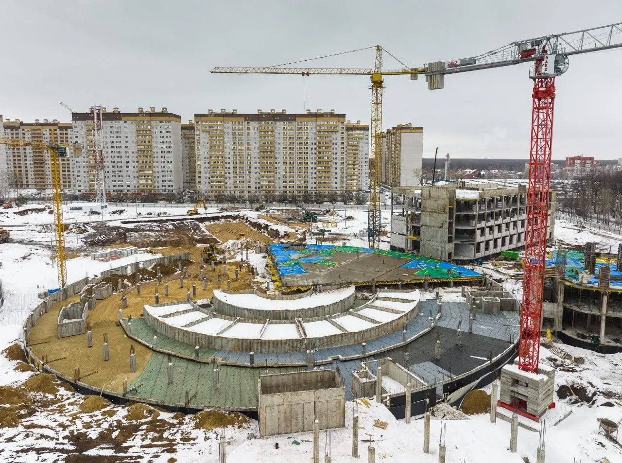 За полгода в Воронеже ввели 13 многоквартирных домов вместо 20: объёмы ввода жилья сократились почти на треть. Застройщики указывают на правило о расстоянии до школ, чиновники — на экономические последствия военных расходов и свёрнутую льготную ипотеку.