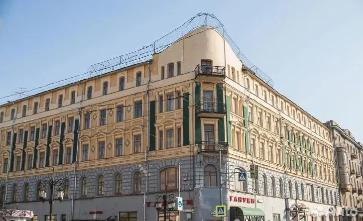 В центре Самары продают здание-памятник площадью 8,3 тыс. м² с арендаторами на первом этаже. Цена — 255 млн рублей, возможен торг.