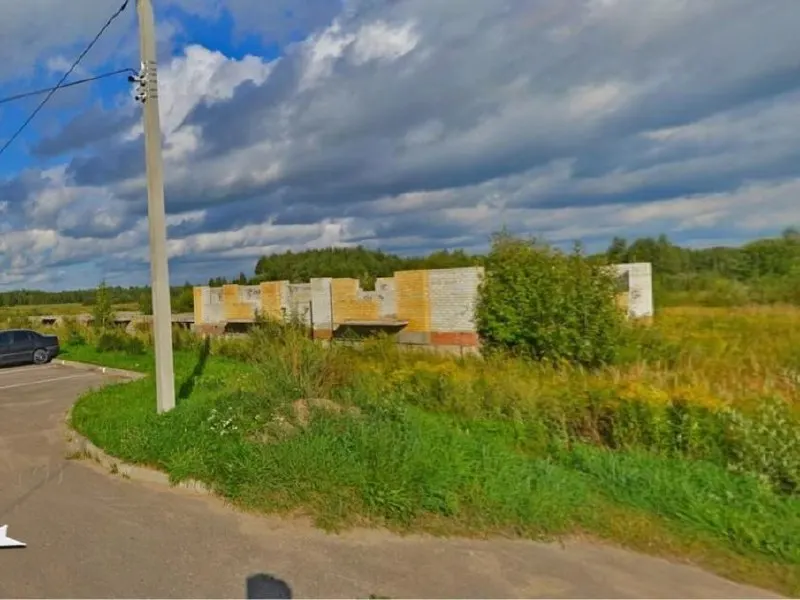 Частично возведённый дом площадью 1 716 м² и земельный участок 0,5 га продают с торгов из‑за долгов строительной компании. Начальная цена установлена в 20,3 млн рублей.
