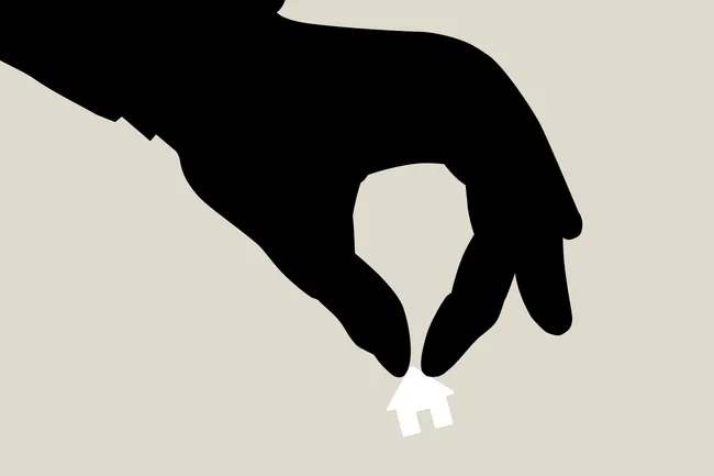 Новый закон об аресте имущества уехавших россиян вступит в силу 1 сентября 2026 года. Объясняем, кого он может затронуть, какие существуют легальные способы передать или продать недвижимость дистанционно и на что обратить внимание — от доверенности и дарения до налогообложения и получения денег.