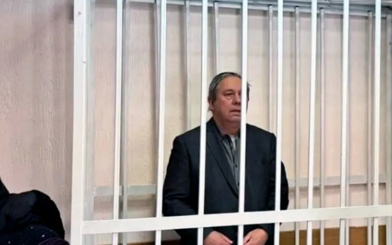 Октябрьский районный суд Новосибирска приступил к рассмотрению уголовного дела девелопера, обвиняемого в особо крупном мошенничестве и легализации преступных доходов; по делу признаны 330 потерпевших, на имущество наложен арест на сумму свыше 900 млн рублей.