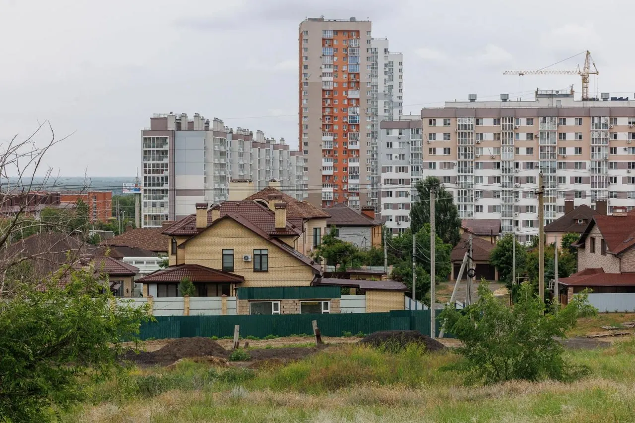В коттеджном поселке «Высота» утверждают, что под видом частных домов на участках для ИЖС появляются пустые постройки, которые затем используются под коммерцию; прокуратура подала иск, жители обжалуют действия и обращались к руководству СК.