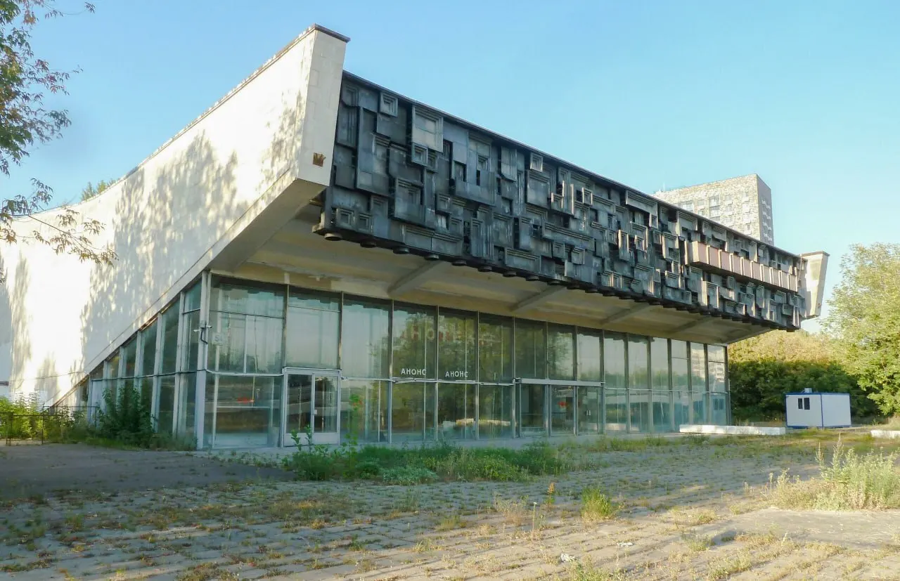 Модернистский кинотеатр «Минск», построенный в начале 1970-х и заброшенный с 2005 года, согласовали к сносу. На участке планируют возвести почти 20 тыс. кв. м жилья; здание было продано в 2013 году компании «Альфа Проджект».