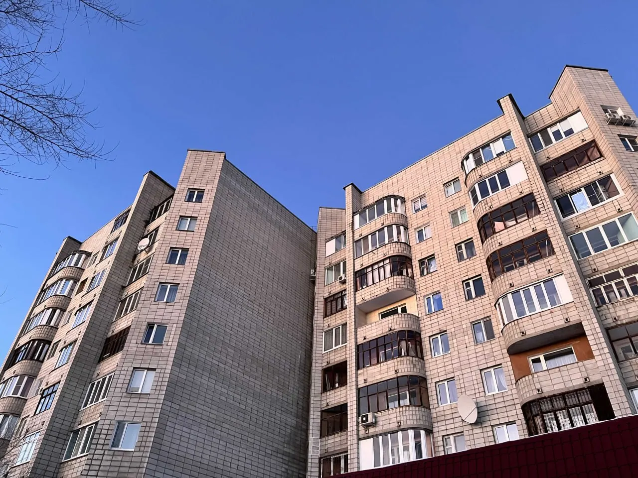 К концу июня 2026 года средняя скидка на вторичном рынке Омска составила 5,5%; выше значения были только в Самаре и Краснодаре. По России в целом дисконт снизился до 4,9% на фоне оживления спроса и роста ипотечного рынка.