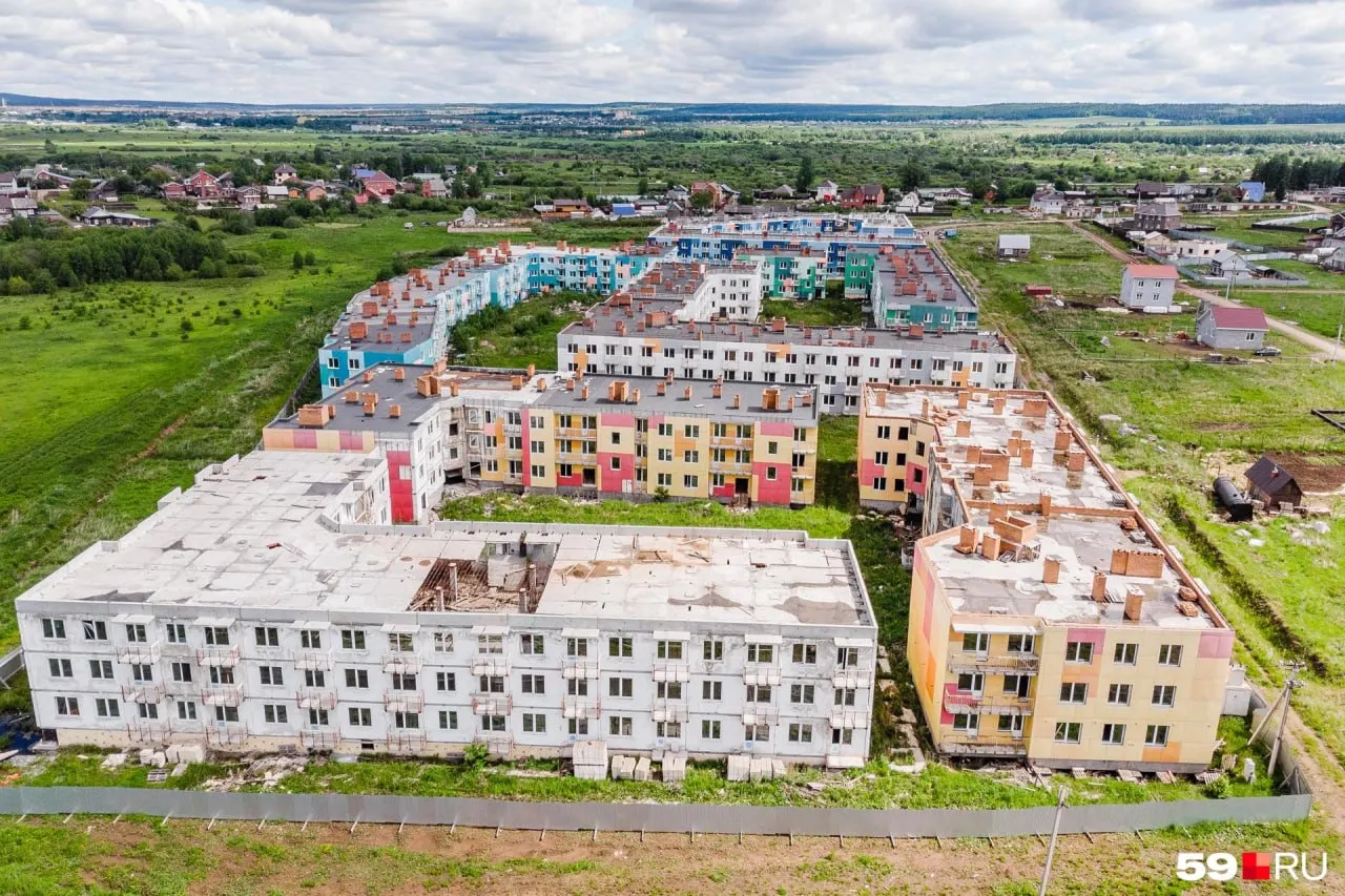 На въезде в Лобаново продают 12 недостроев жилищного комплекса, строительство которого остановилось после банкротства застройщика и криминальных разбирательств. Дома признаны дефектными, часть дольщиков получила компенсации.